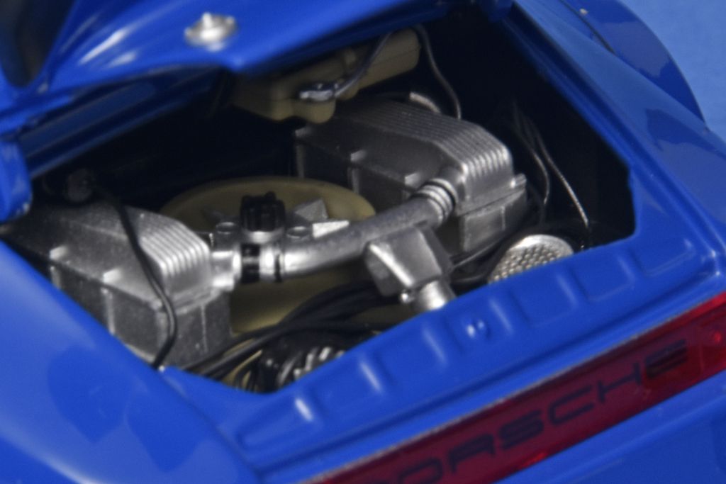 18Schuco-Porsche 934 RSR 1976-6