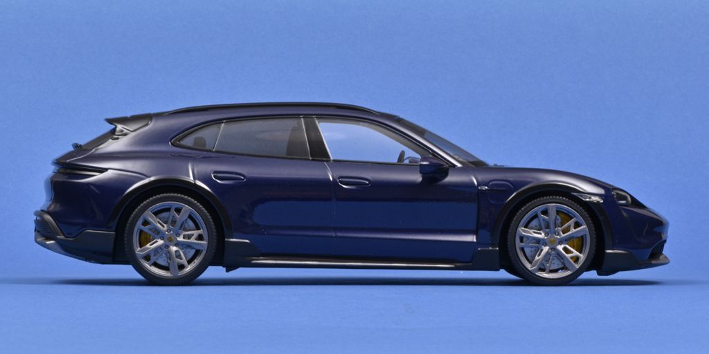 118 Minichamps Porsche Taycan Turbo S Cross Turismo (2021)