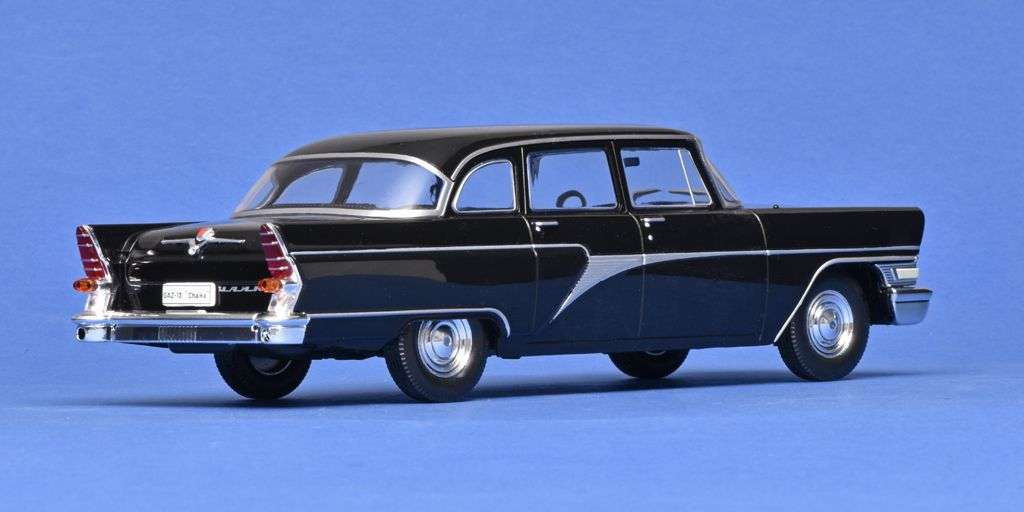124 WhiteBox GAZ 13 1960 achter