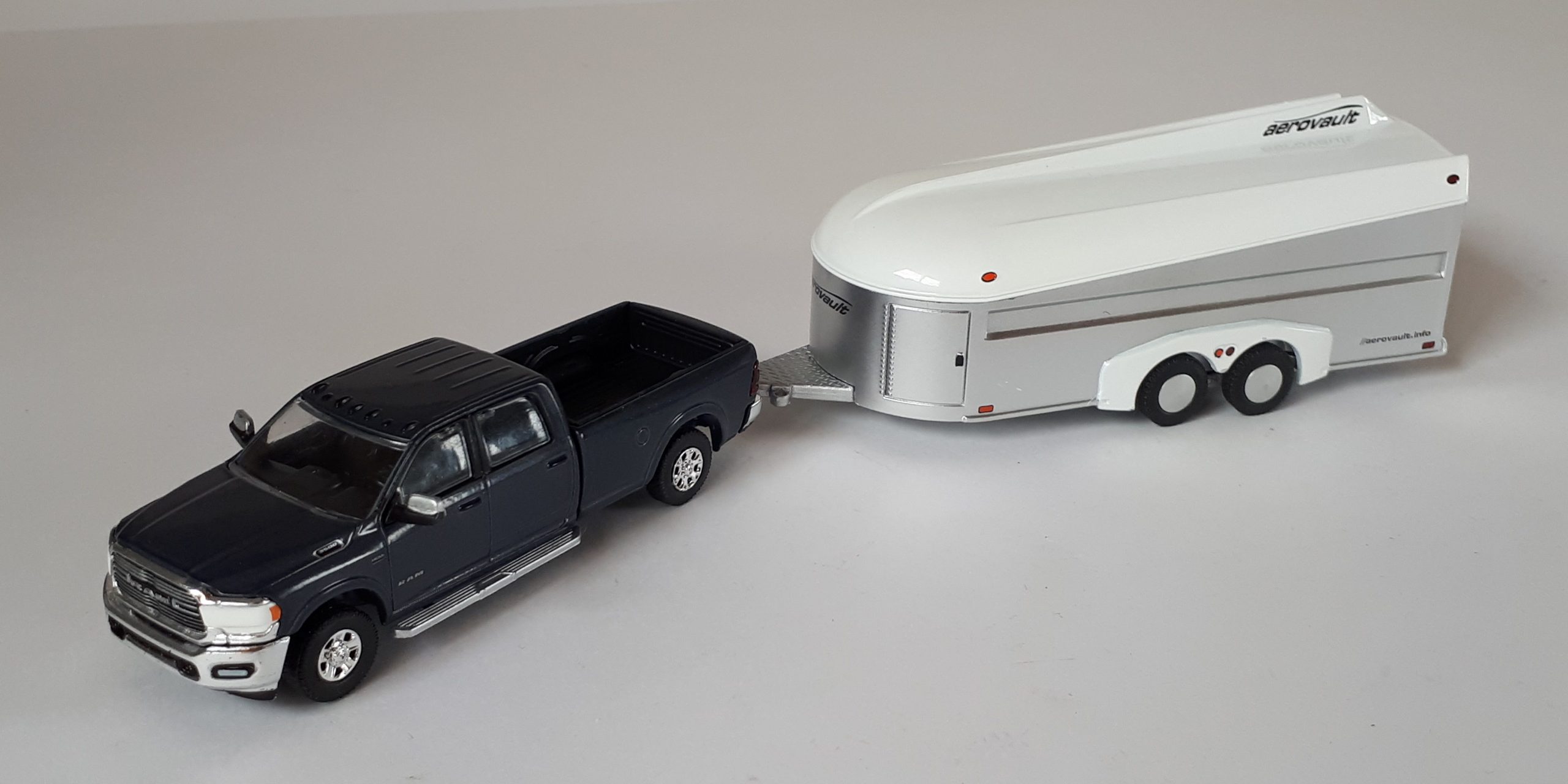 1;64 GreenLight Ram 2500 Laramie 4