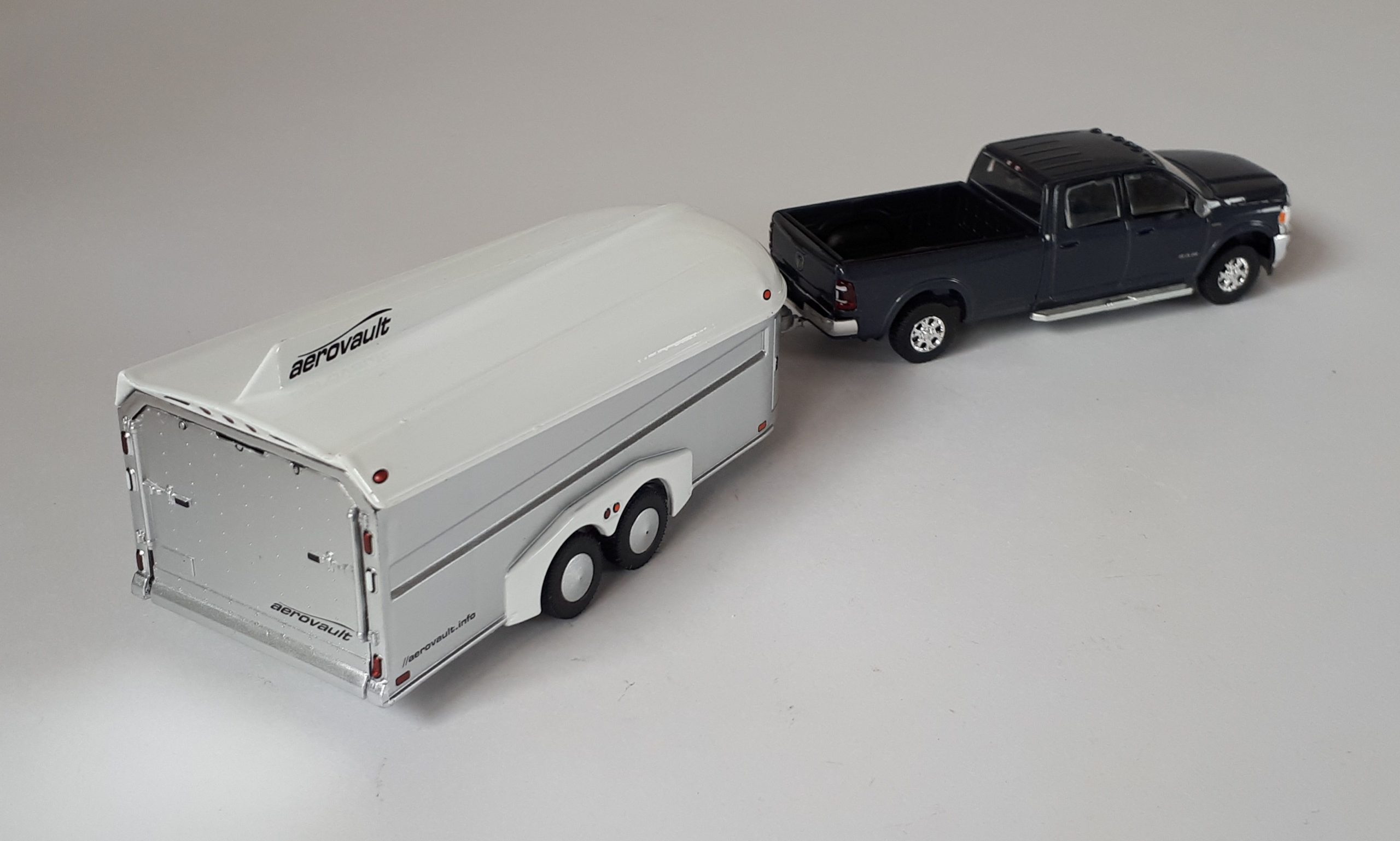 1;64 GreenLight Ram 2500 Laramie 5