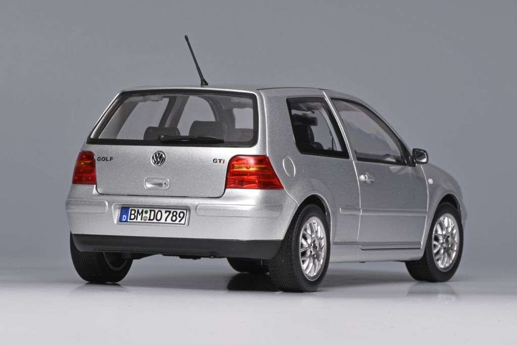 118 Norev Volkswagen Golf GTI 1998 achter compressed 118 Norev Volkswagen Golf GTI 1998 achter compressed
