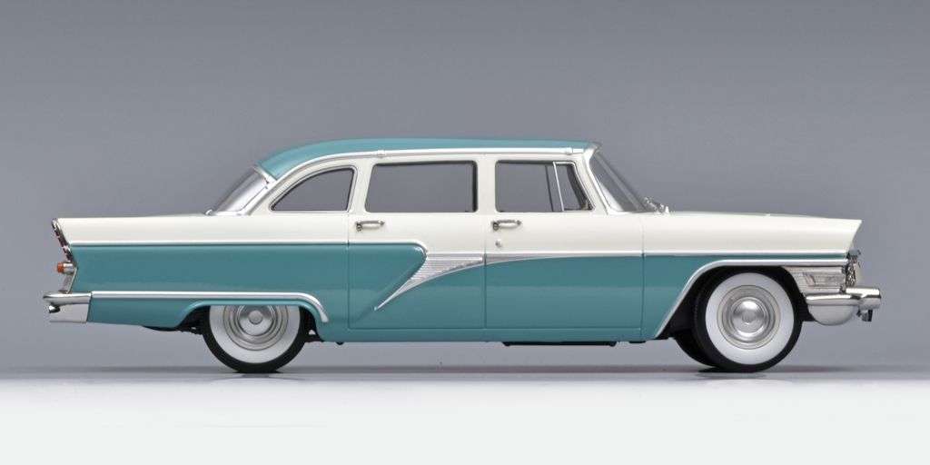118 Triple9 GAZ 13 Seagull 1959 groen wit opzij