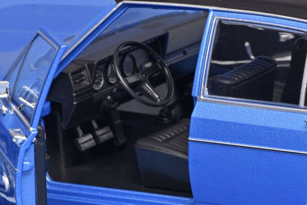 124 WhiteBox Opel Admiral B 1969 77 interieur