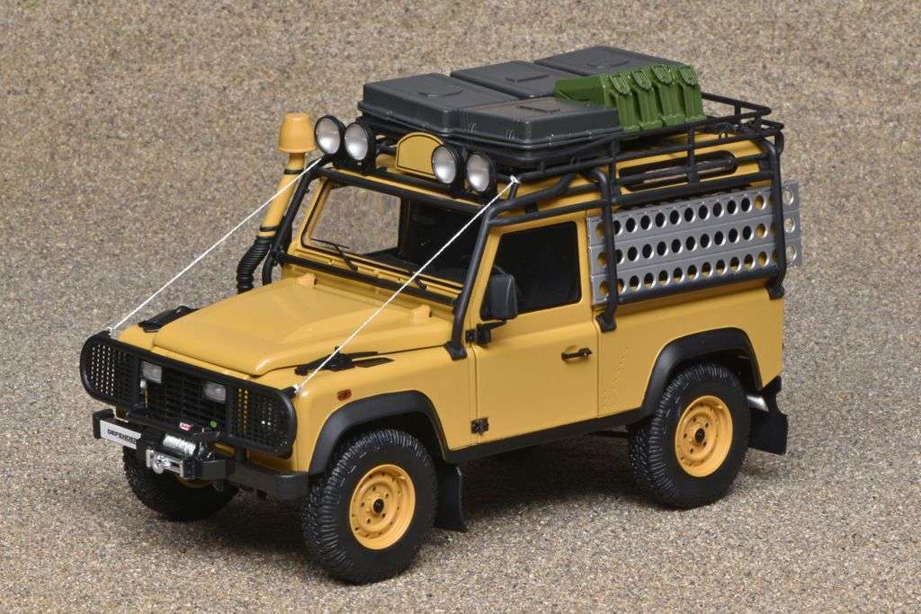 18Kyosho Land Rover Defender 90 off road 2