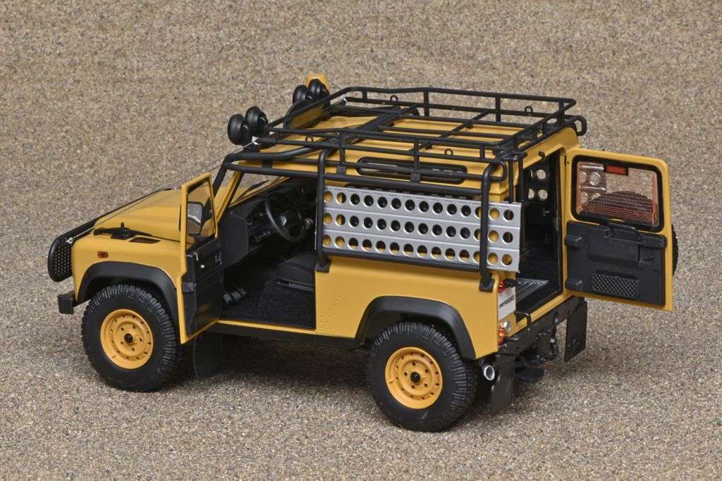 18Kyosho Land Rover Defender 90 off road 4