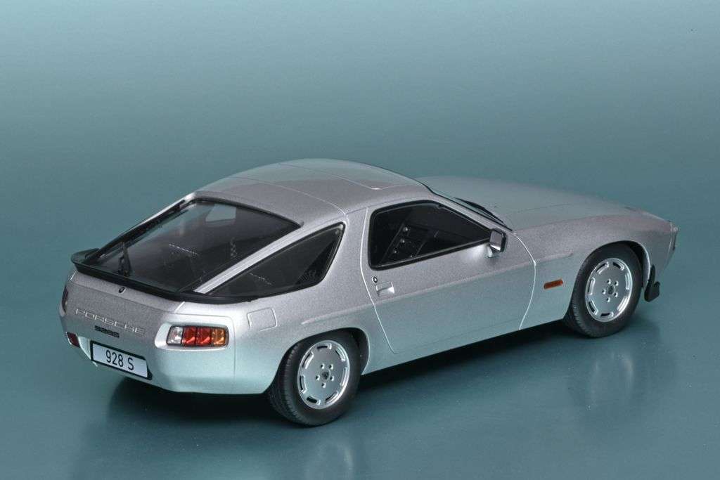 18MCG Porsche 928S 1980 2 compressed