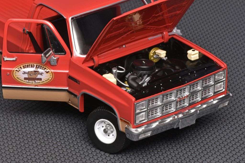 118 Greenlight GMC K 2500 Sierra Grande Wideside 1982 The Busted Knuckle Garage motor