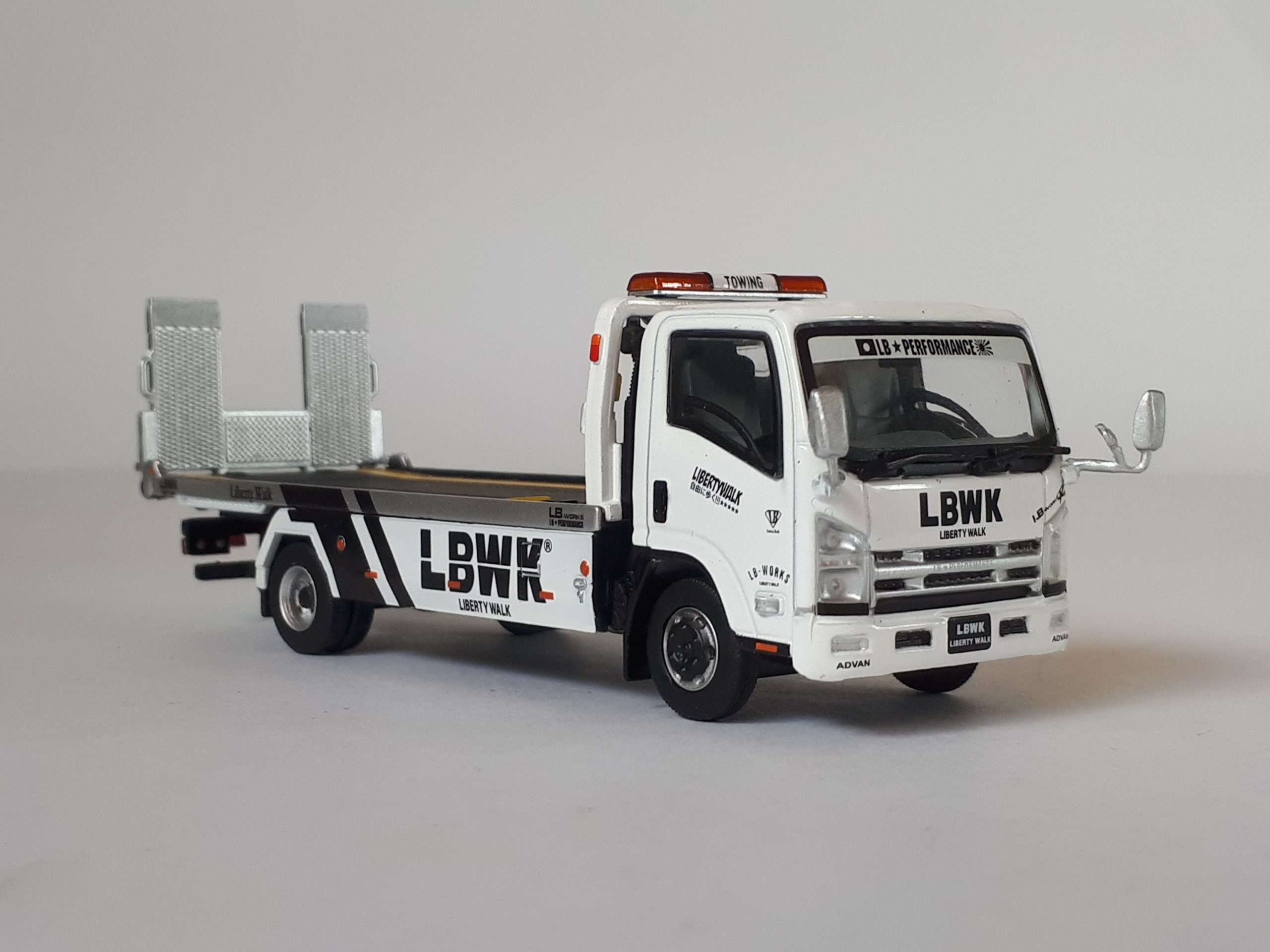 164 MiniGT Isuzu N serie 1 164 MiniGT Isuzu N serie 1
