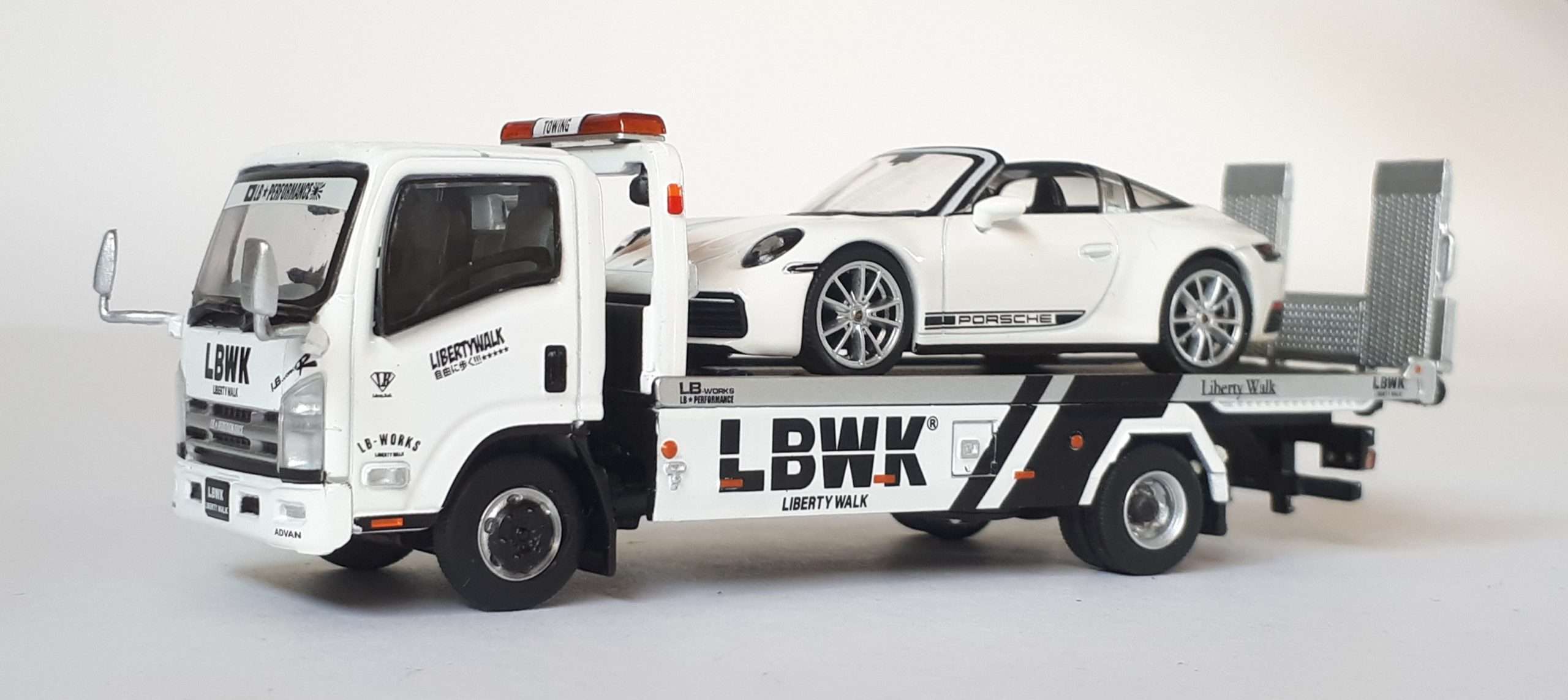 164 MiniGT Isuzu N serie 3 164 MiniGT Isuzu N serie 3