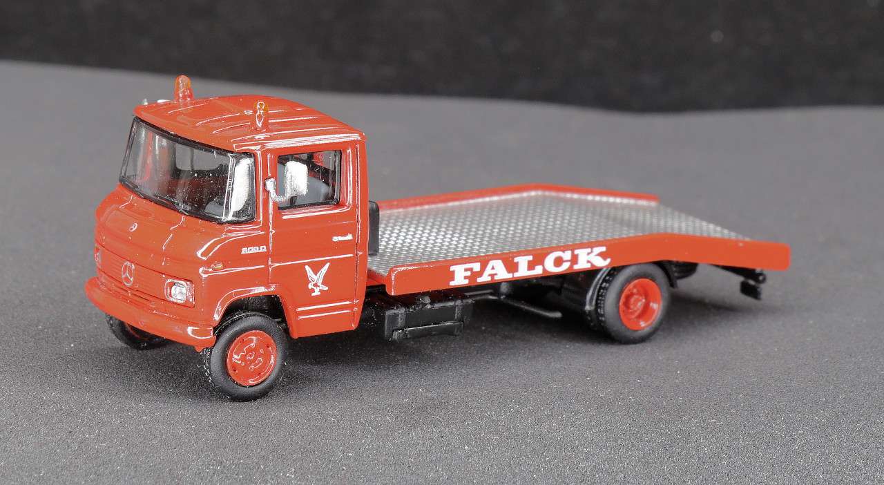 187 Brekina Mercedes Benz T2 L608D Falck 187 Brekina Mercedes Benz T2 L608D Falck