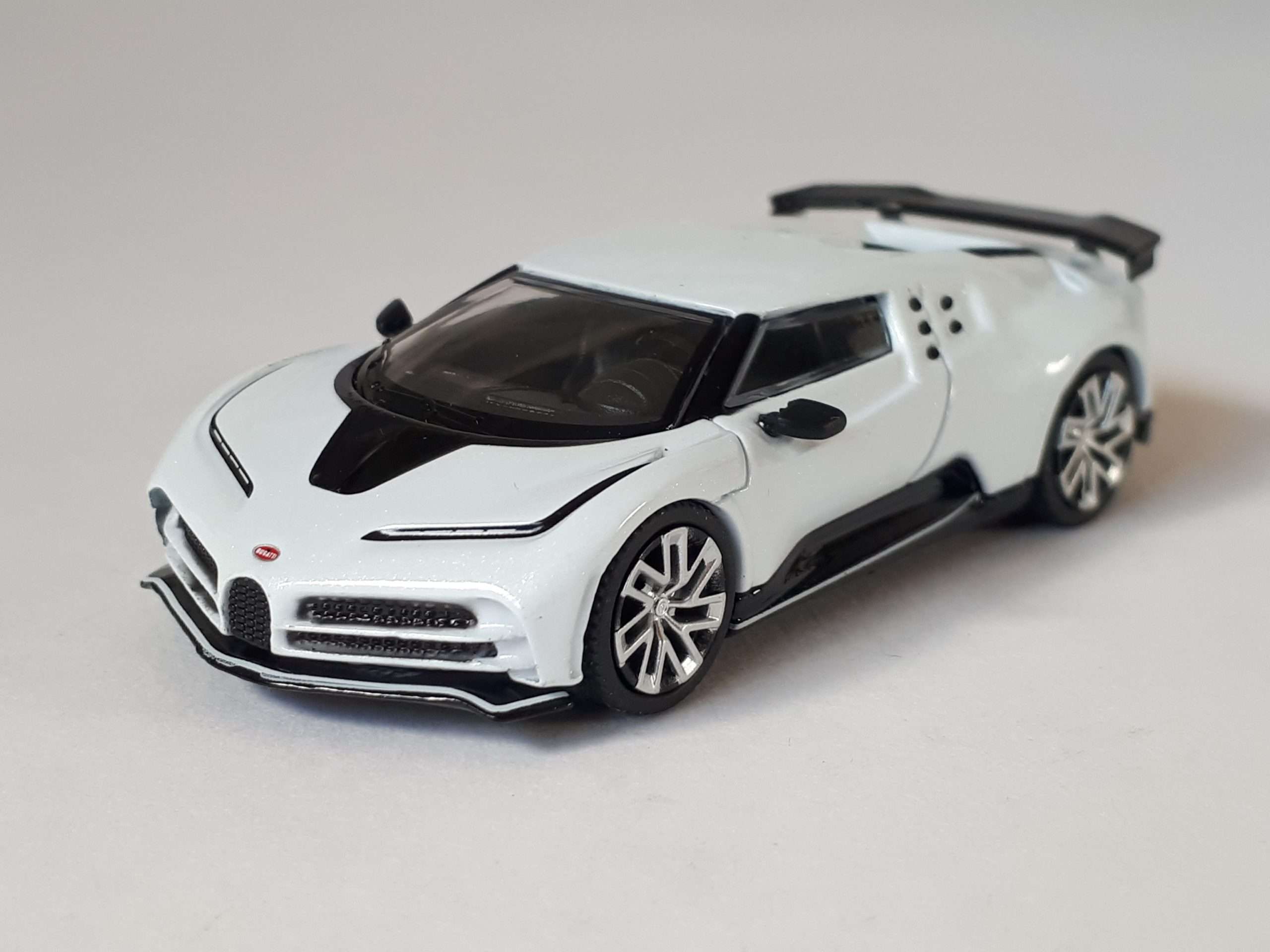 164 Mini GT Bugatti Centodieci 1
