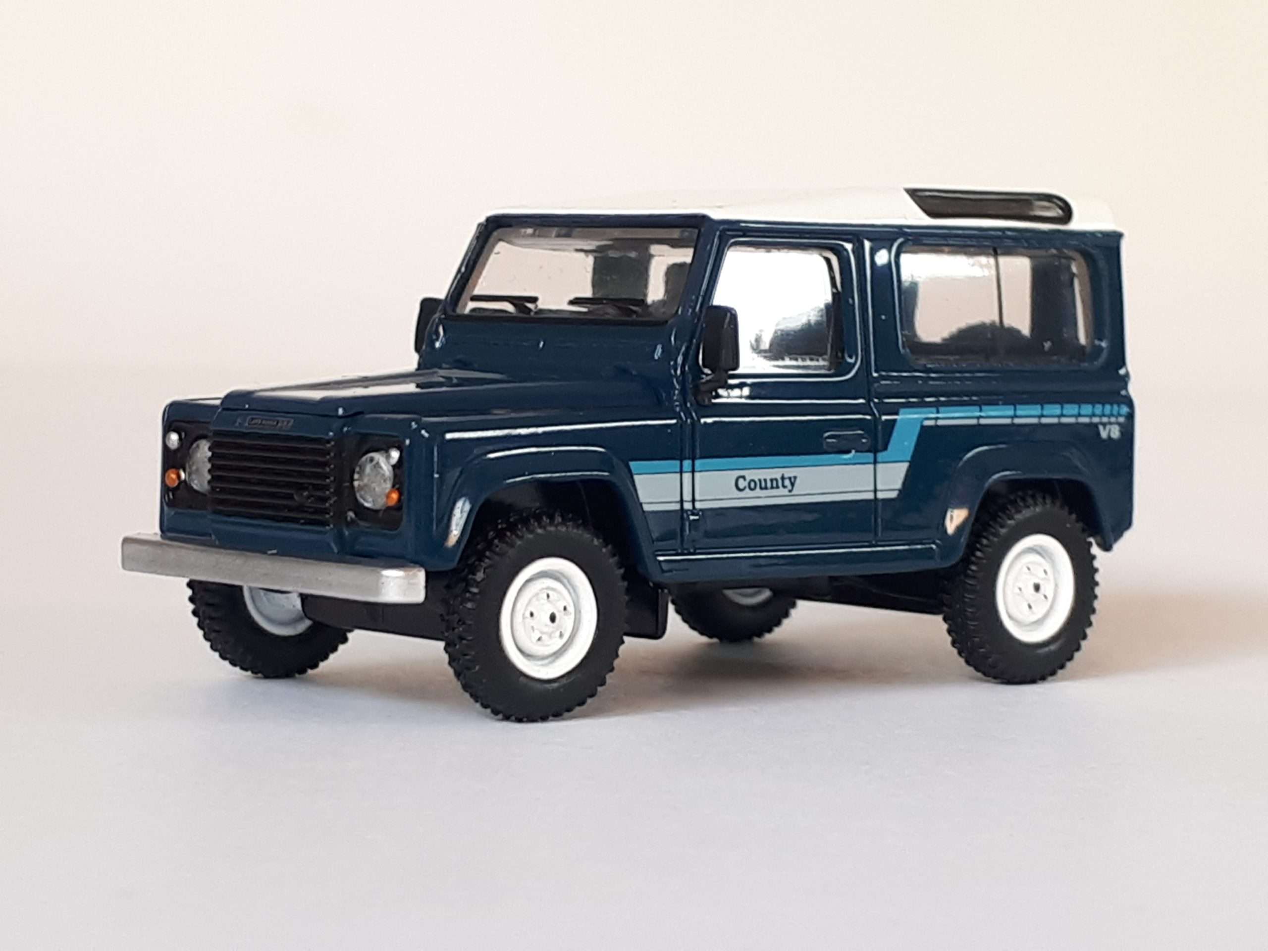164 Mini GT Land Rover Defender 90 1