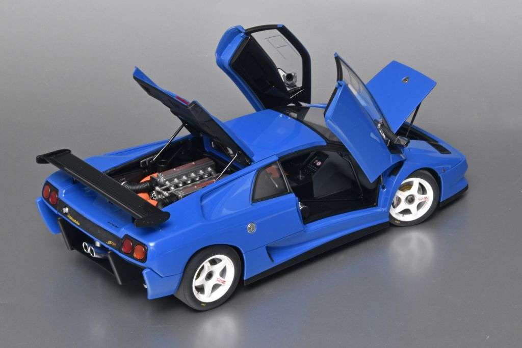118 AutoArt Lamborghini Diablo SV R 1996 interieur 118 AutoArt Lamborghini Diablo SV R 1996 interieur