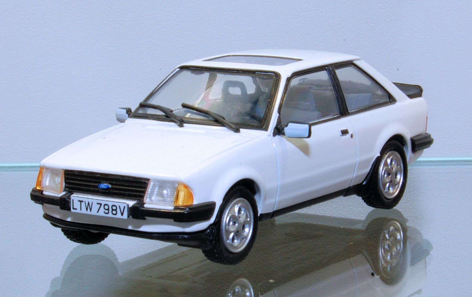 43Schuco Ford Escort Mk3 XR3 43Schuco Ford Escort Mk3 XR3