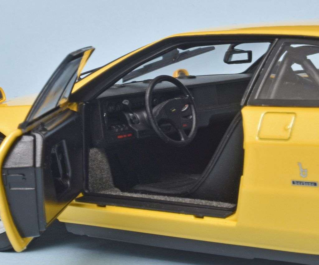 112 Kyosho Lamborghini Urraco Rally 1974 interieur 112 Kyosho Lamborghini Urraco Rally 1974 interieur