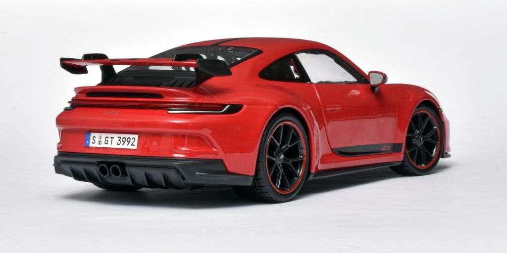 118 Maisto Porsche 911 992 GT3 2022 achter 118 Maisto Porsche 911 992 GT3 2022 achter