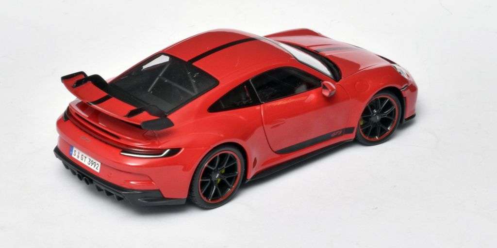 118 Maisto Porsche 911 992 GT3 2022 hoog 118 Maisto Porsche 911 992 GT3 2022 hoog