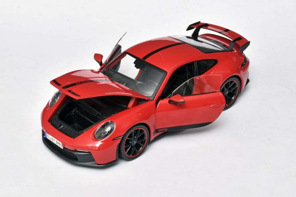 118 Maisto Porsche 911 992 GT3 2022 open 118 Maisto Porsche 911 992 GT3 2022 open