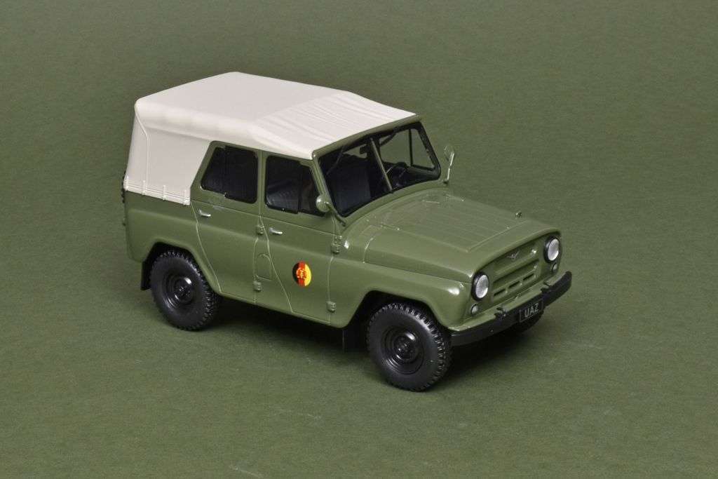 124 WhiteBox UAZ 469 DDR hoog