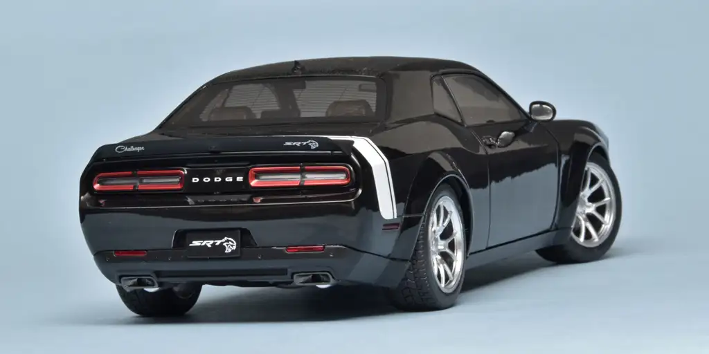 118 Solido Dodge Challenger SRT Hellcat widebody (2020) achter 118 Solido Dodge Challenger SRT Hellcat widebody (2020) achter