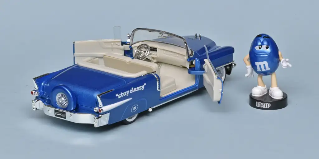 124 Jada Cadillac Eldorado (1956) + M&M achter 124 Jada Cadillac Eldorado (1956) + M&M achter