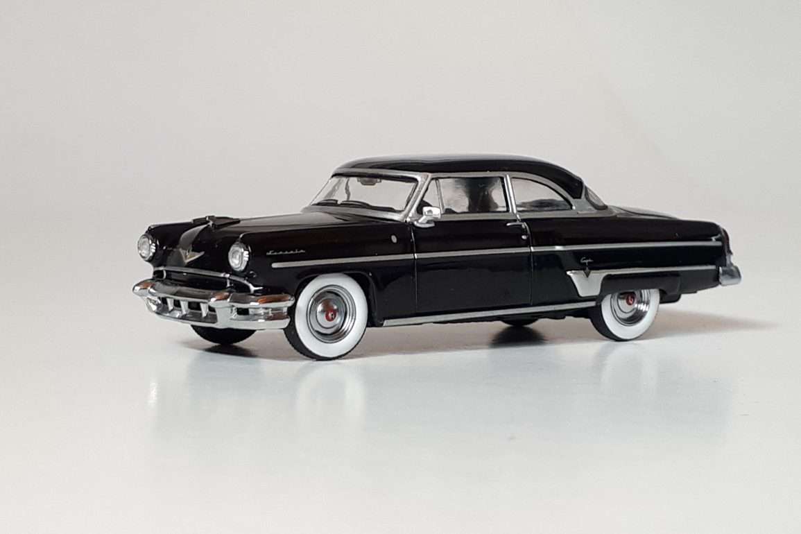 1;64 Mini GT Lincoln Capri 1