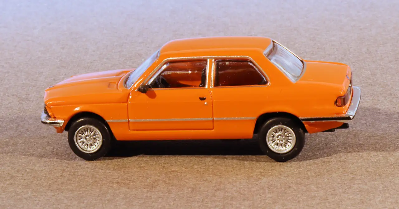 187 Brekina BMW 323i (E21) opzij 187 Brekina BMW 323i (E21) opzij