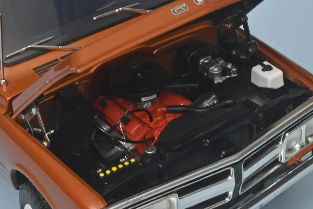 118 Acme Diecast GMC Jimmy (1971) motor 118 Acme Diecast GMC Jimmy (1971) motor