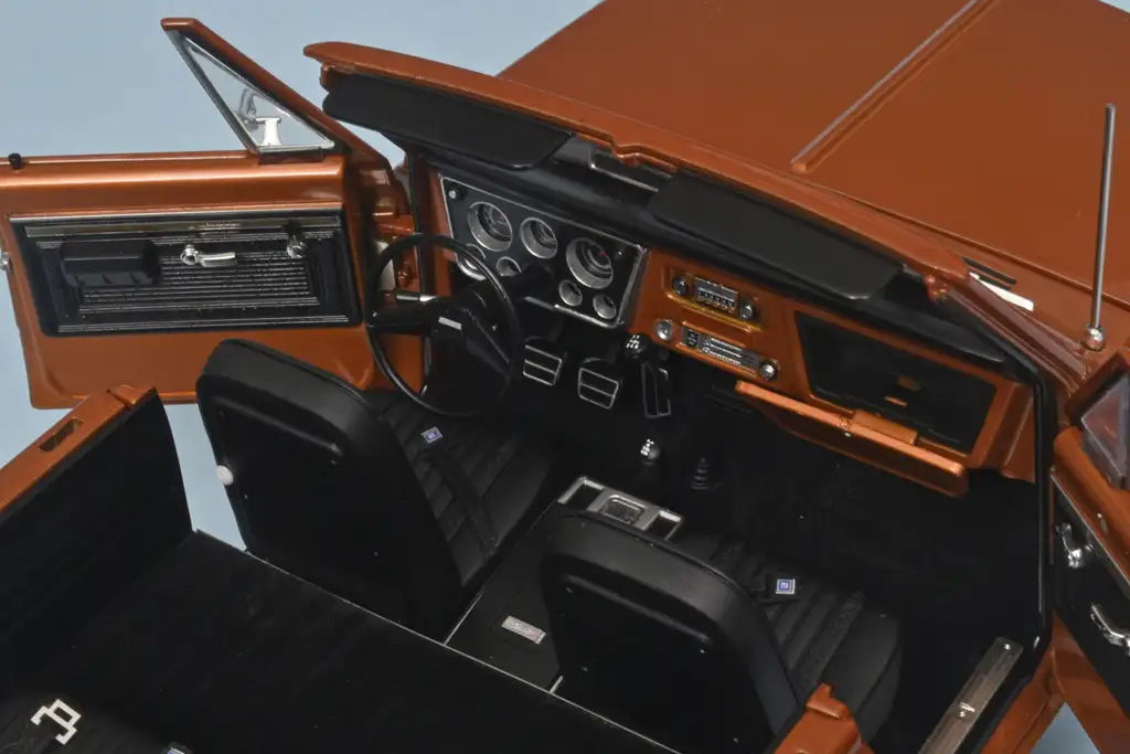 118 Acme Diecast GMC Jimmy (1971)interieur 118 Acme Diecast GMC Jimmy (1971)interieur