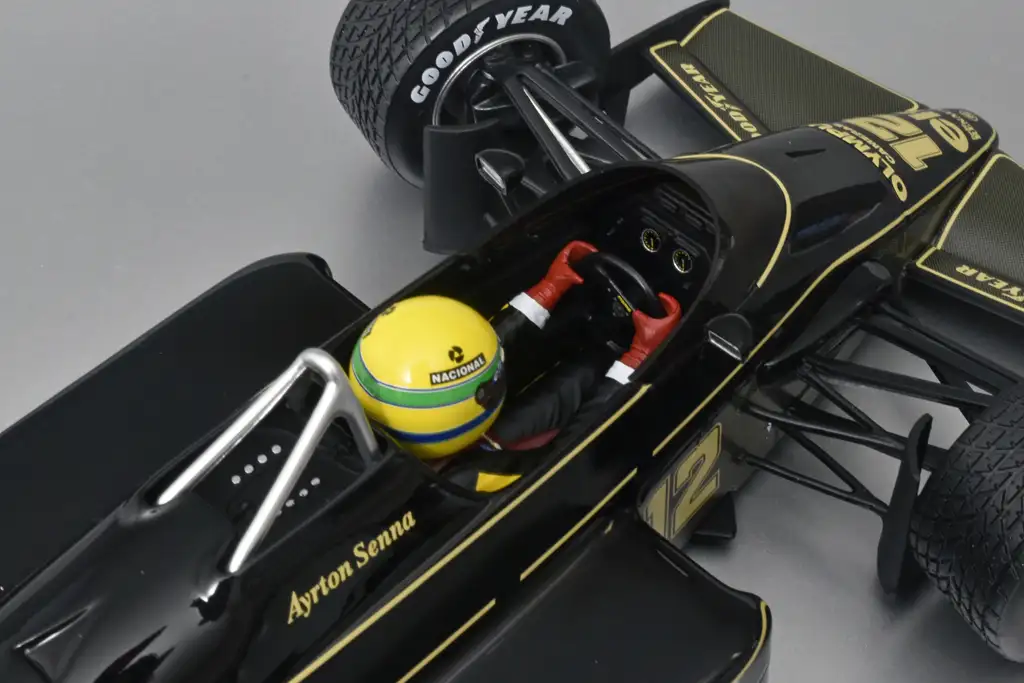 118 Minichamps Lotus Renault 97T Senna (1985) cockpit 118 Minichamps Lotus Renault 97T Senna (1985) cockpit
