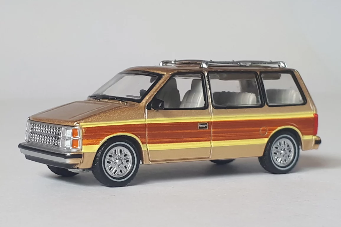 1;64 Auto World Dodge Caravan 1