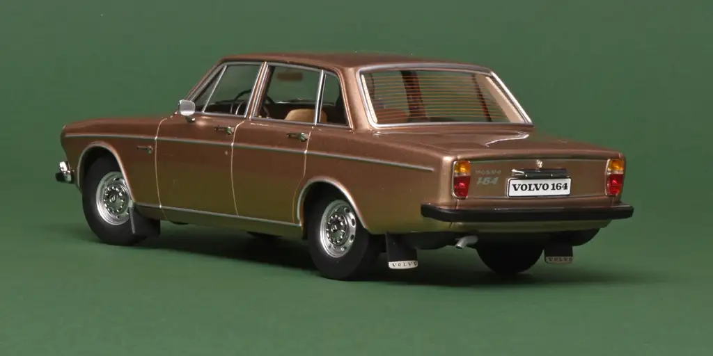 118 Triple9 Volvo 164 (1970) goud achter 118 Triple9 Volvo 164 (1970) goud achter