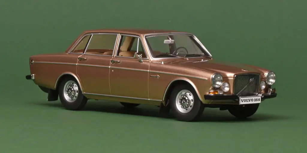 118 Triple9 Volvo 164 (1970) goud
