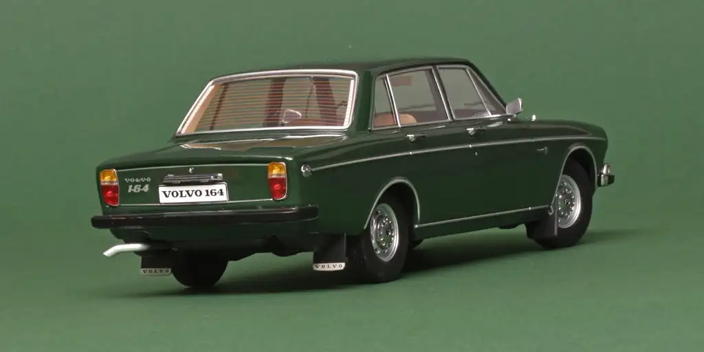 118 Triple9 Volvo 164 (1970) groen achter 118 Triple9 Volvo 164 (1970) groen achter
