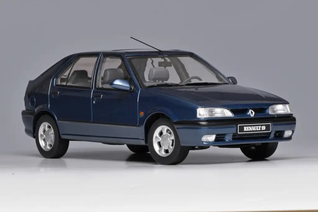 18Triple9 Renault 19 1994 2