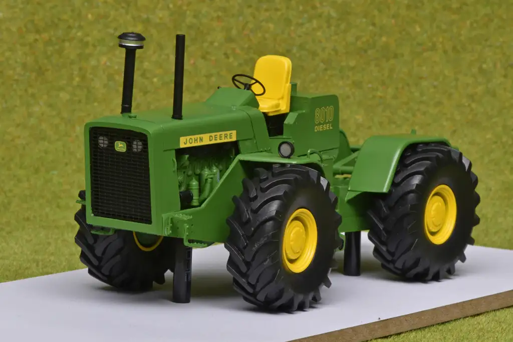 32schuco John Deere 8010 1