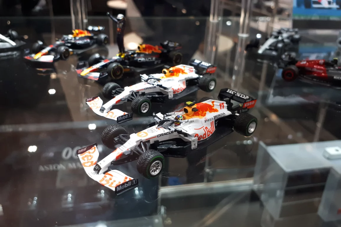 1;64 Mini GT Red Bull Racing RB16