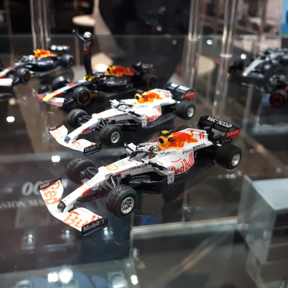 1;64 Mini GT Red Bull Racing RB16