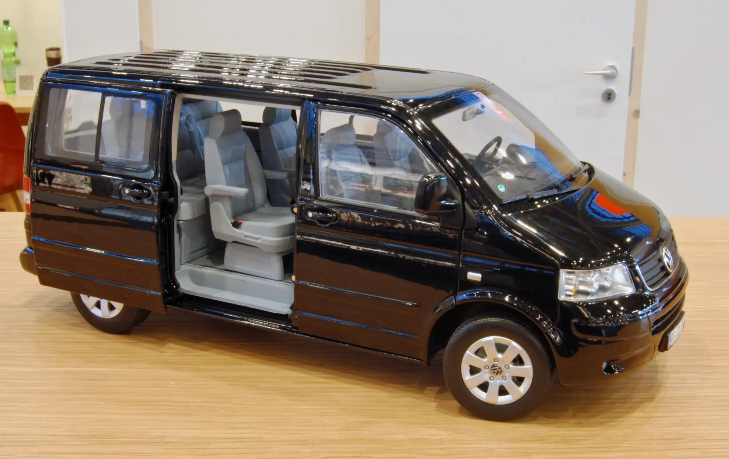 18Norev Volkswagen Transporter T5 Bus 18Norev Volkswagen Transporter T5 Bus