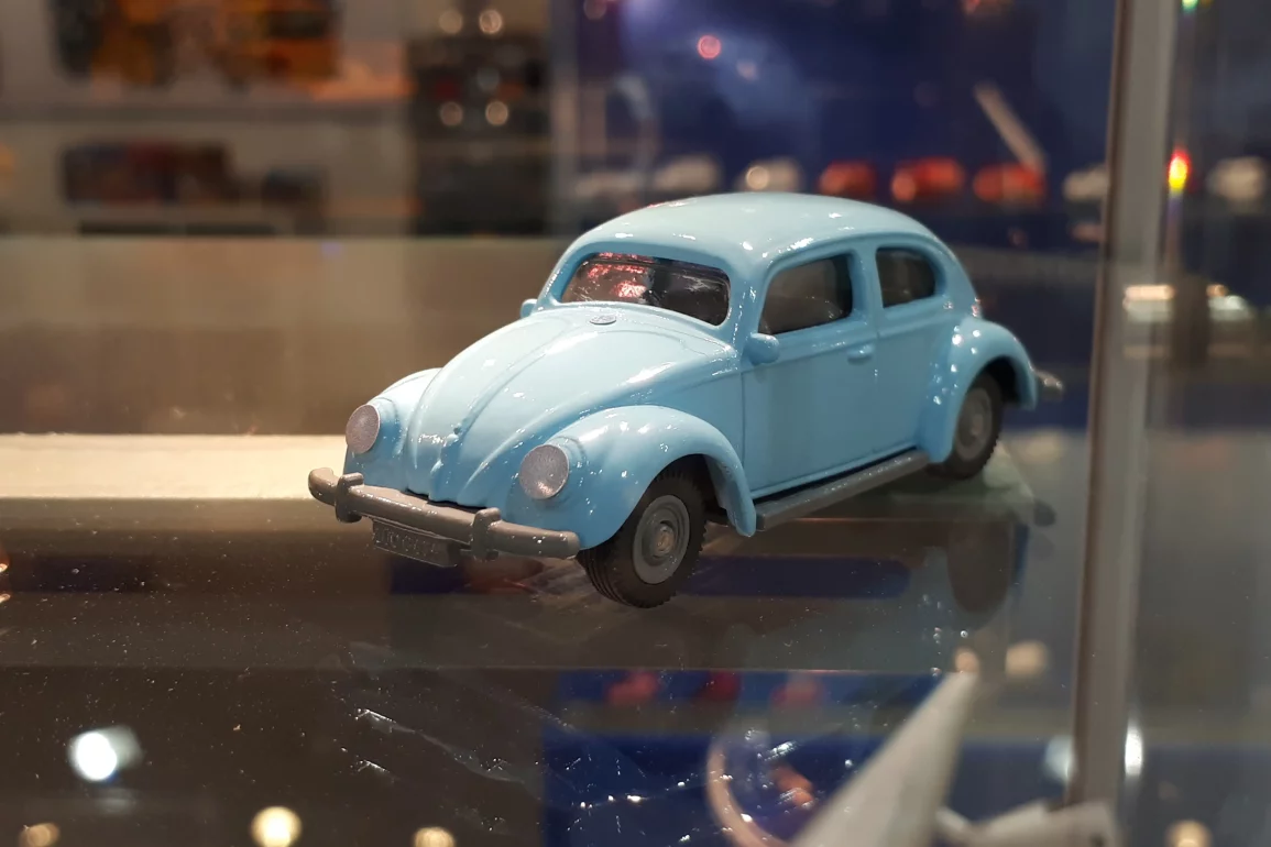 3 inch SIKU Volkswagen Kever 1