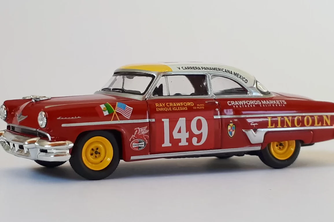 1;64 Mini GT Lincoln Capri 1