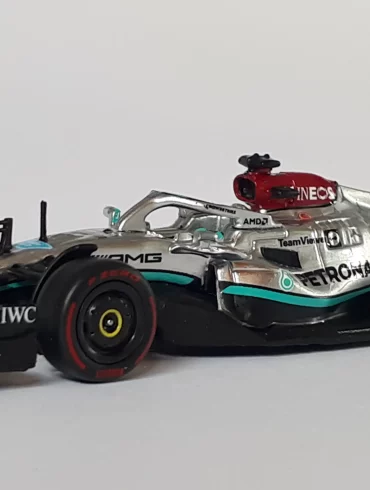 1;64 Tarmac Mercedes AMG F1 W13 E Performance 2