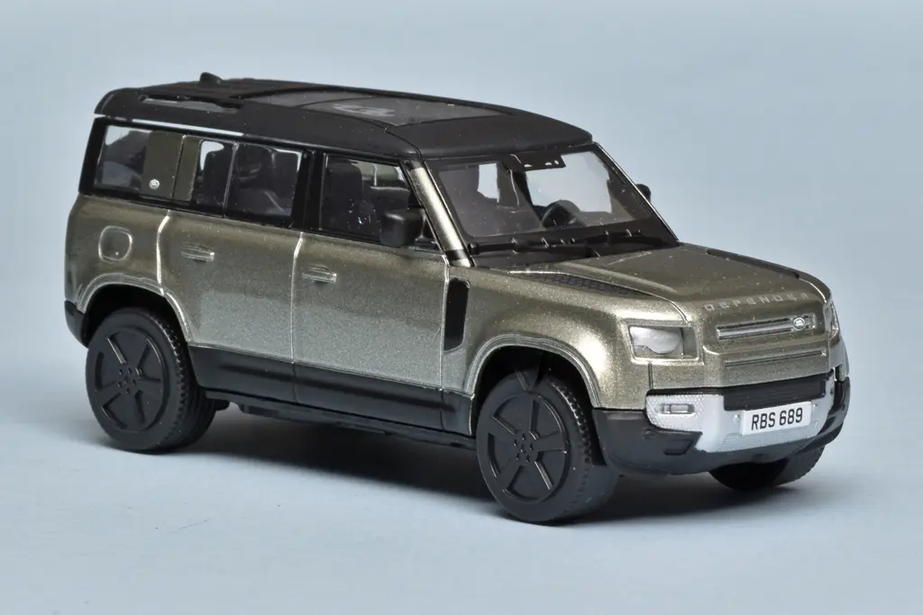 43Bburago Land Rover Defender 110 1