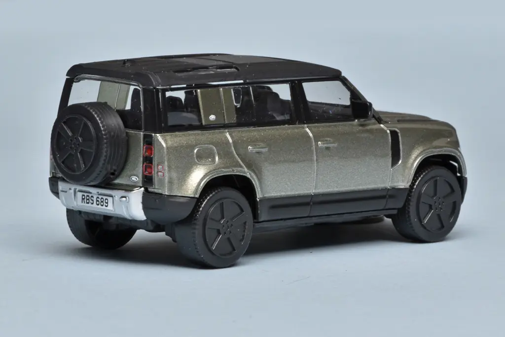 43Bburago Land Rover Defender 110 2 43Bburago Land Rover Defender 110 2