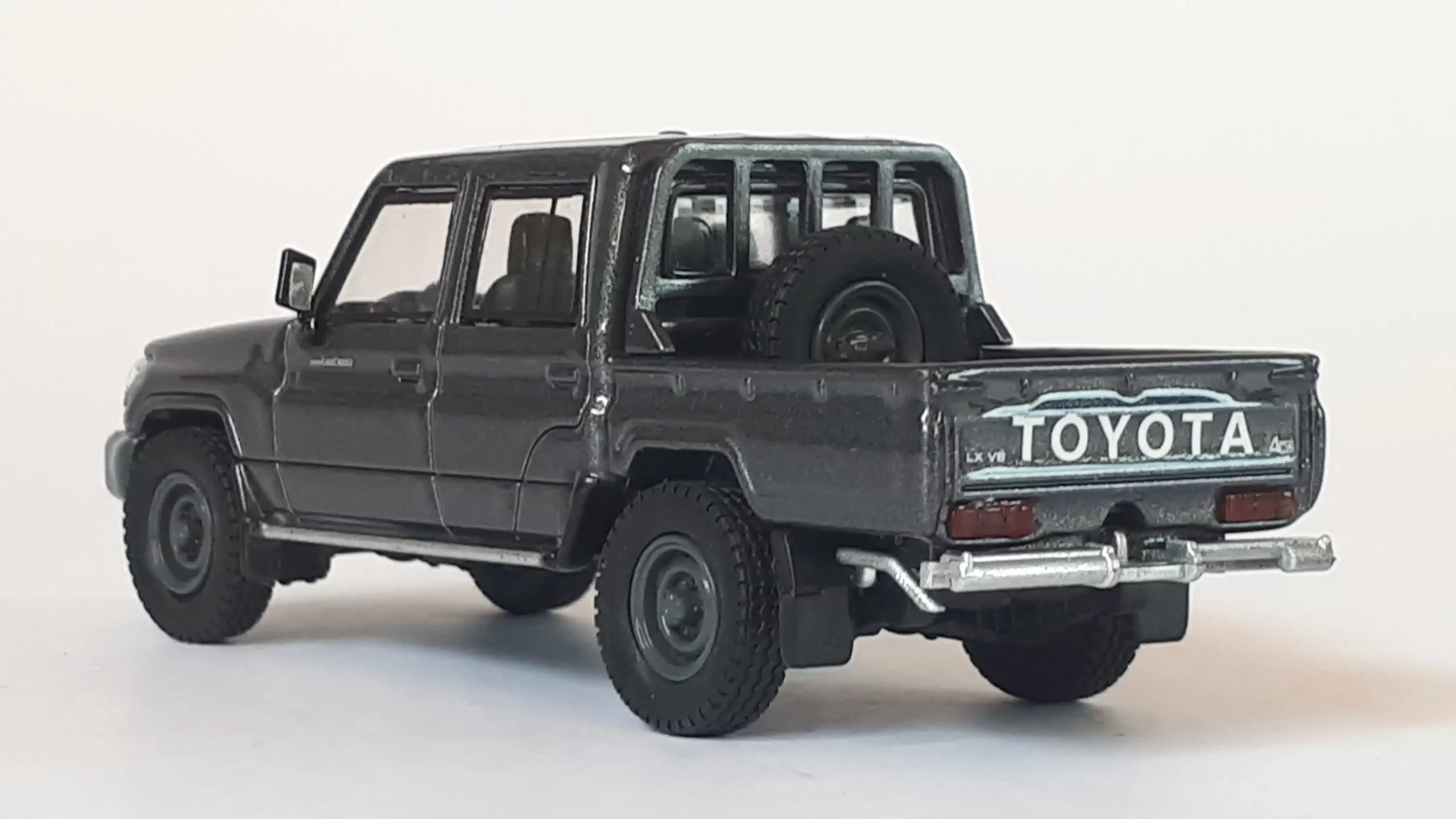 1;64 Para64 Toyota Land Cruiser Pick Up 2 1;64 Para64 Toyota Land Cruiser Pick Up 2