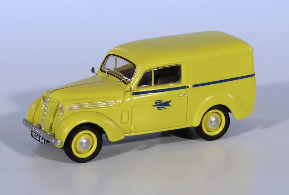 INT.REE 87.Renault Juvaquatre(1)