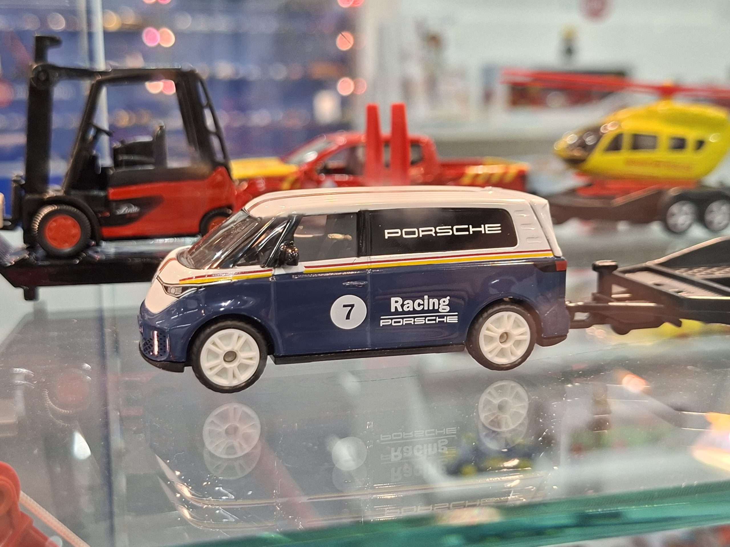 1;55 SIKU Volkswagen ID.Buzz & Porsche 911 GT3 RS 3