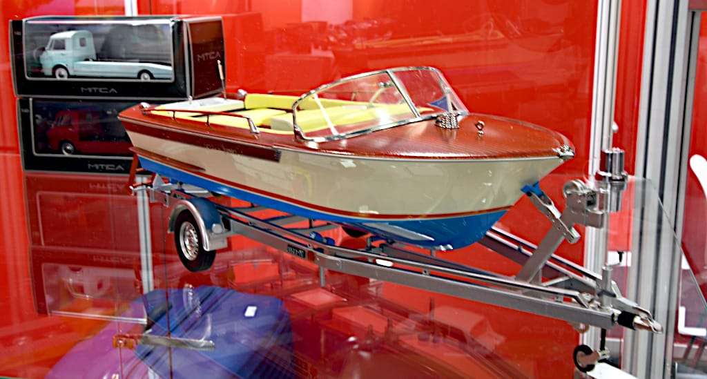INT 118 Mitica Riva boot op trailer