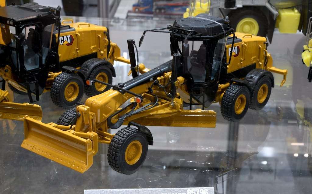 INT 150 Diecast Masters CAT 140 Motor Grader JOY